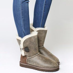 UGG authentic bomber bailey botton size 9
